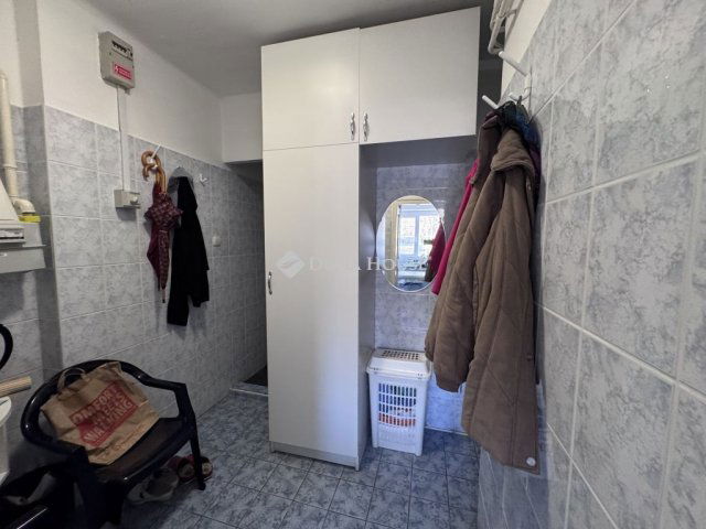 Eladó üzlethelyiség, Komlón 49.9 M Ft, 3 szobás