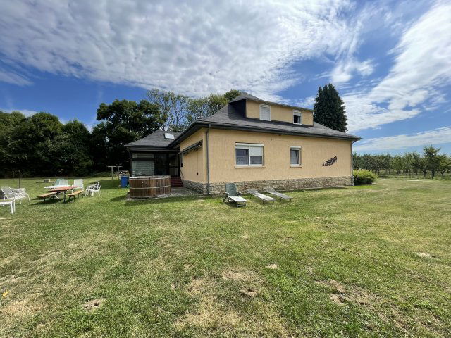 Eladó családi ház, Olaszfalun 130 M Ft, 11 szobás