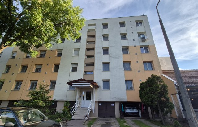 Eladó panellakás, Szegeden 55 M Ft, 2+1 szobás
