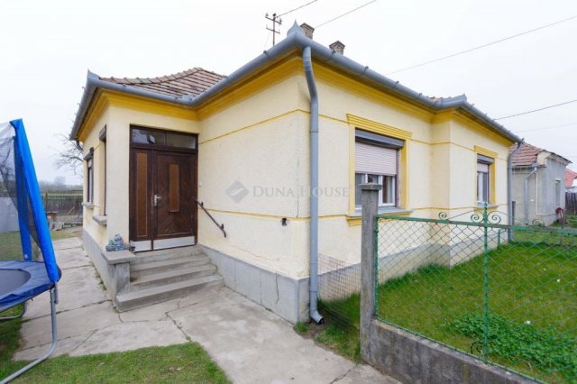 Eladó családi ház, Téten 43.9 M Ft, 3 szobás