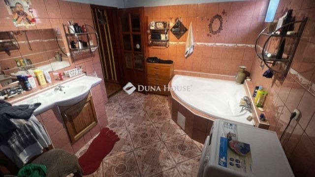 Eladó családi ház, Dunaújvárosban 62.5 M Ft, 6 szobás