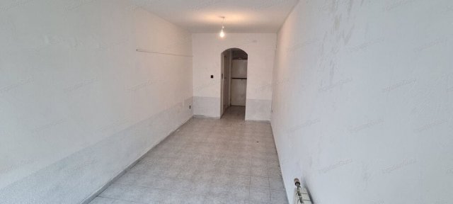 Eladó üzlethelyiség, Kecskeméten 18.9 M Ft, 1 szobás