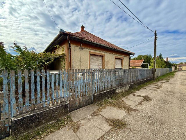 Eladó családi ház, Jászladányon 12.5 M Ft, 3 szobás