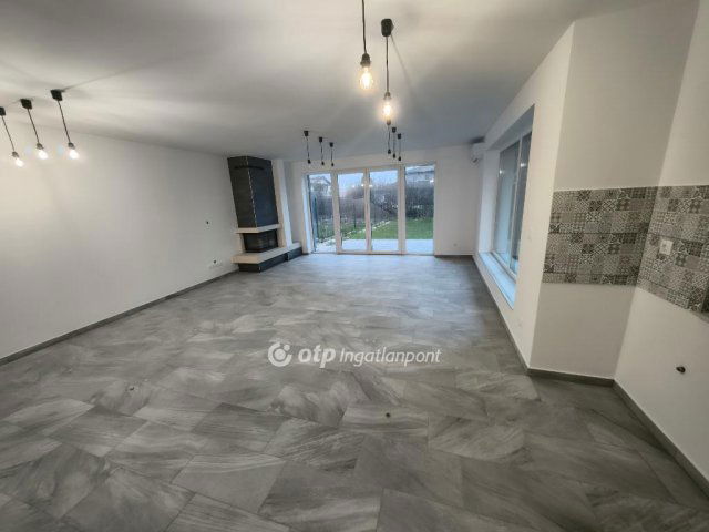 Eladó téglalakás, Siófokon 149 M Ft, 4 szobás