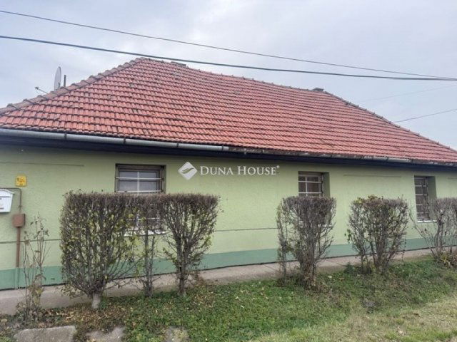 Eladó családi ház, Cegléden 34.9 M Ft, 3 szobás