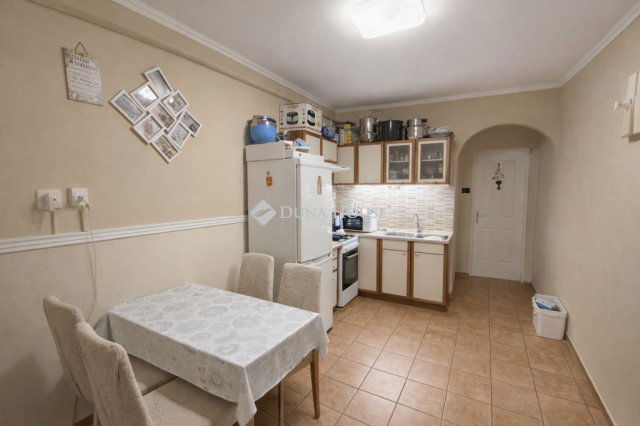 Eladó családi ház, Komáromban 34.75 M Ft, 2 szobás