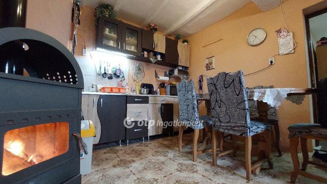 Eladó családi ház, Kisújszálláson 11 M Ft, 2 szobás