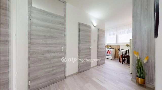 Eladó panellakás, Tiszaújvárosban 37.9 M Ft, 2+1 szobás