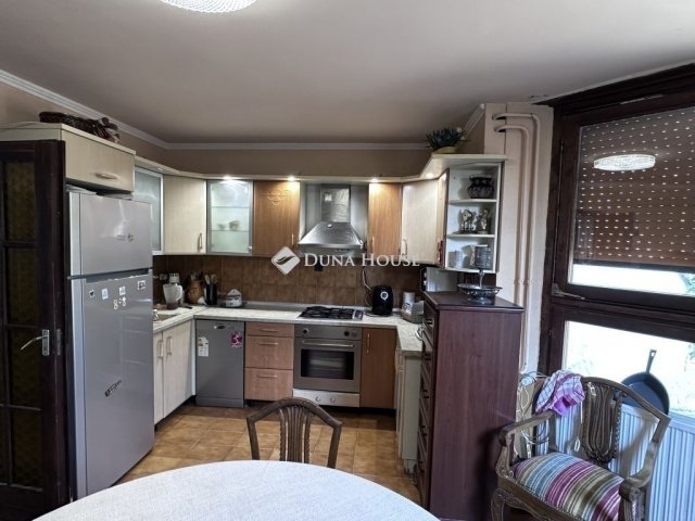 Eladó téglalakás, Pécsett 98.9 M Ft, 6 szobás