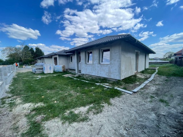 Eladó családi ház, Szigetszentmiklóson 129 M Ft, 5 szobás