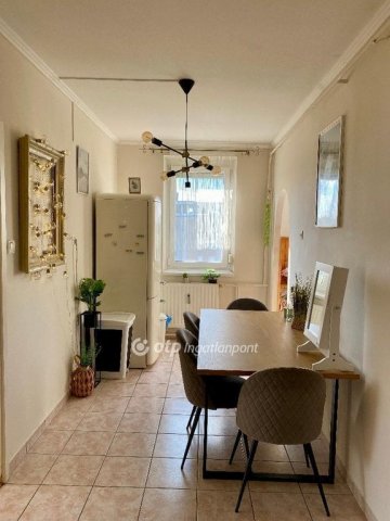 Eladó panellakás, Pápán 37.49 M Ft, 1+3 szobás