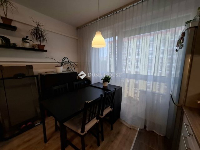 Eladó panellakás, Pécsett 39.9 M Ft, 3 szobás