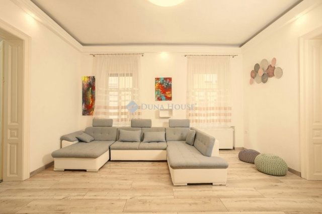 Eladó téglalakás, Pécsett 120 M Ft, 4 szobás