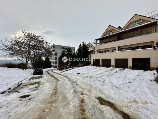 Eladó téglalakás, Pécsett 99 M Ft, 5 szobás