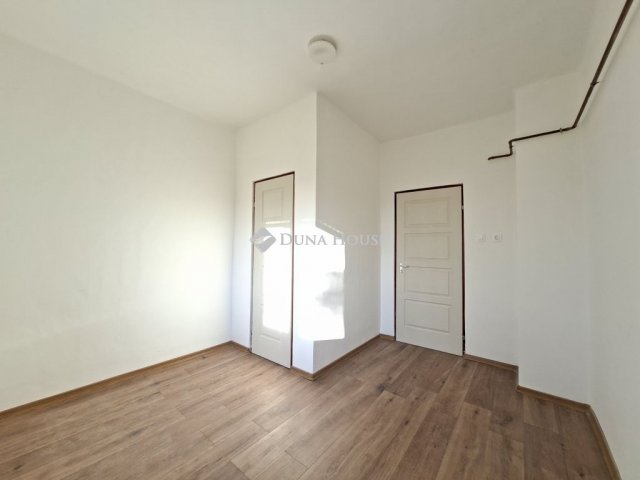 Eladó téglalakás, Komlón 16.9 M Ft, 2 szobás