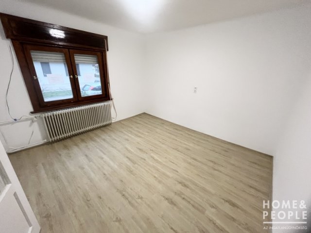 Eladó családi ház, Szegeden 55.799 M Ft, 2 szobás