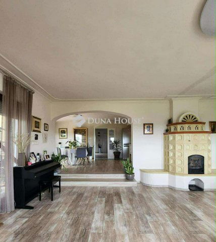 Eladó családi ház, Pécsett, Kun utcában 249.9 M Ft, 6 szobás