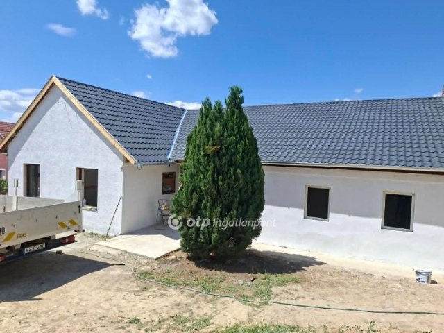 Eladó családi ház, Hosszúhetényen 32.9 M Ft, 4 szobás