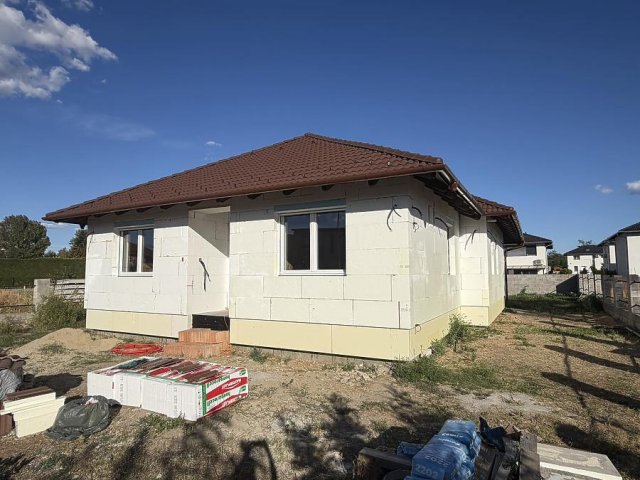 Eladó családi ház, Vácon 180 M Ft, 4 szobás