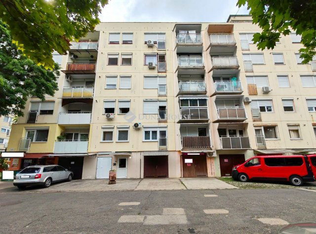 Eladó panellakás, Békéscsabán 23.9 M Ft, 2 szobás