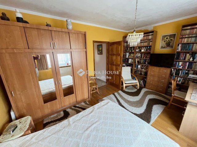 Eladó családi ház, Dunaújvárosban 89.9 M Ft, 5 szobás