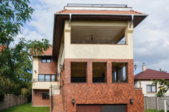 Eladó családi ház, Szentendrén 224.999 M Ft, 9 szobás