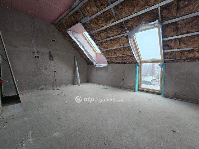 Eladó téglalakás, Pápán 37.5 M Ft, 1+1 szobás