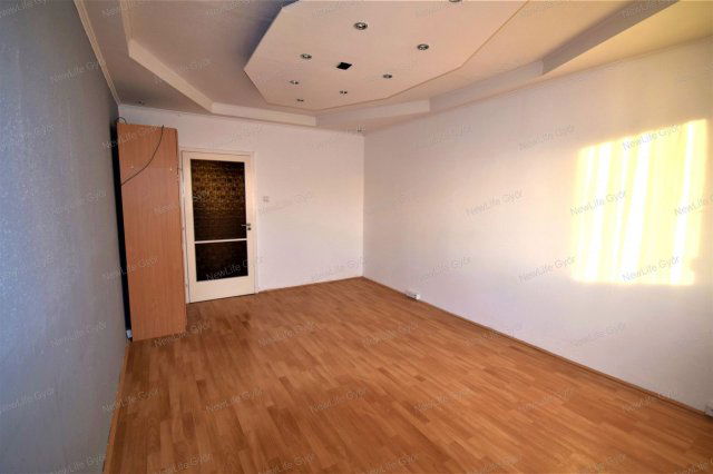 Eladó panellakás, Győrött 54.99 M Ft, 2+1 szobás