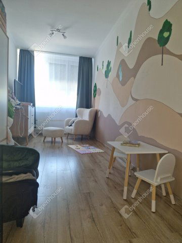 Eladó téglalakás, Komáromban 39.9 M Ft, 3 szobás