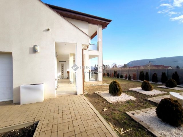 Eladó családi ház, Csobánkán 250 M Ft, 2 szobás