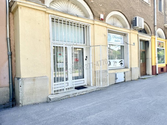 Eladó üzlethelyiség, Oroszlányban, Fürst Sándor utcában