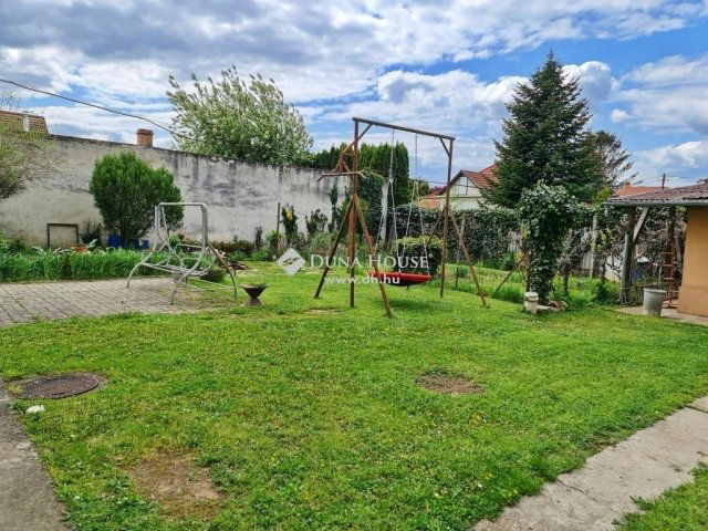 Eladó családi ház, Vácon 109 M Ft, 5 szobás