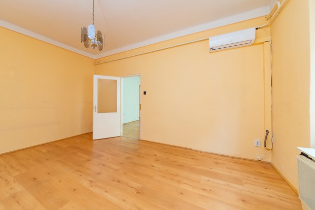 Eladó téglalakás, Budapesten, III. kerületben, Bécsi úton