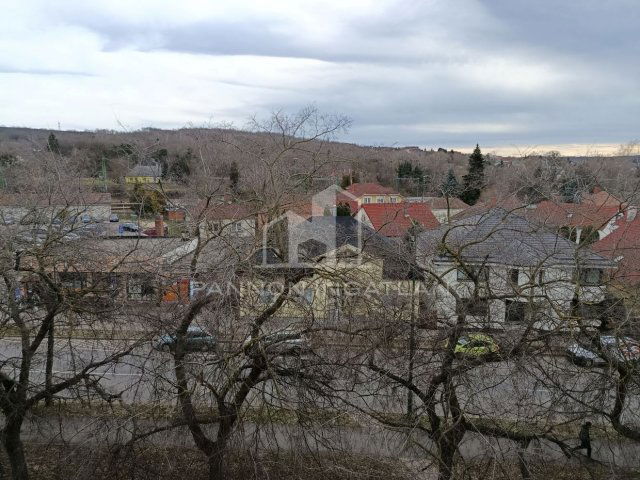 Eladó panellakás, Ajkán 41.9 M Ft, 1+2 szobás