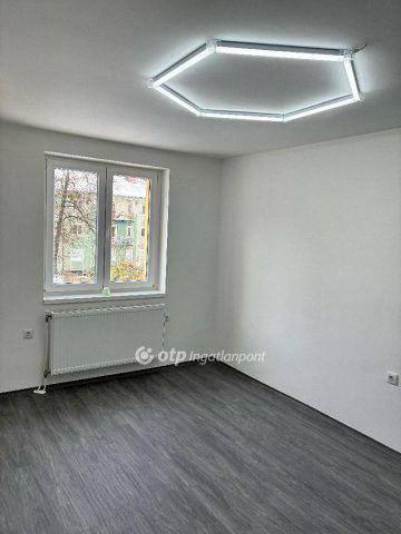 Eladó téglalakás, Komlón 39390 M Ft, 3 szobás