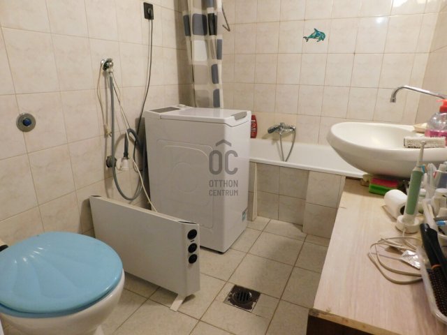 Eladó családi ház, Cegléden 60 M Ft, 3 szobás