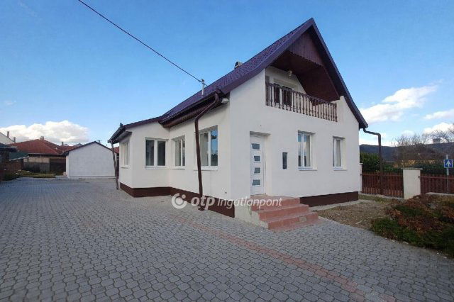 Eladó családi ház, Ercsiben 94.9 M Ft, 5 szobás