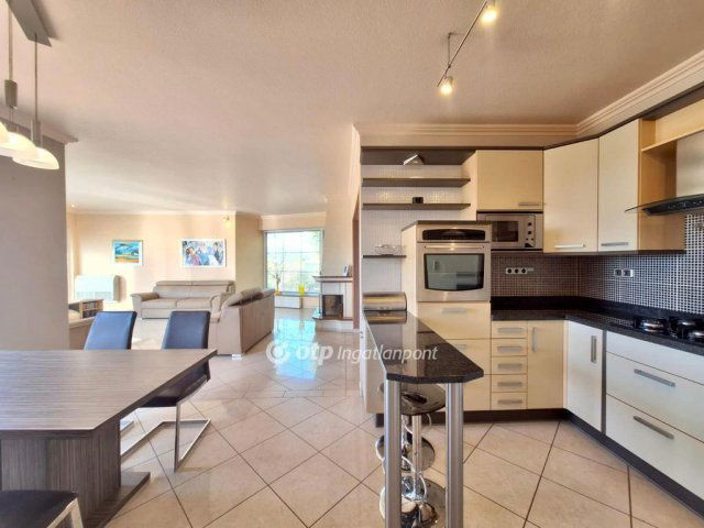 Eladó nyaraló, Szentendrén 265 M Ft, 6 szobás