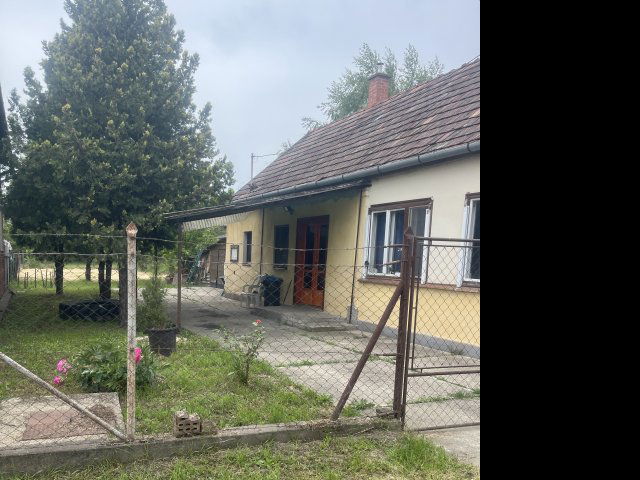 Eladó családi ház, Tasson 16.5 M Ft, 2 szobás