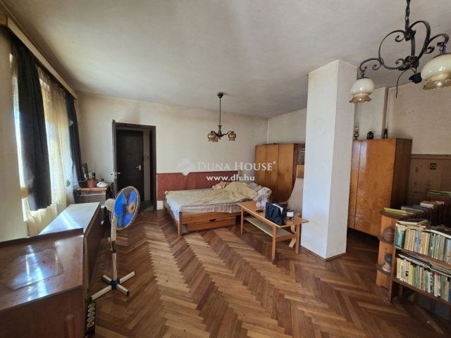 Eladó családi ház, Pécsett 46.9 M Ft, 4 szobás