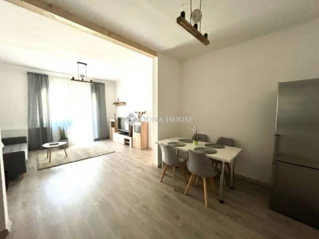 Eladó családi ház, Pécsett 67.5 M Ft, 3 szobás