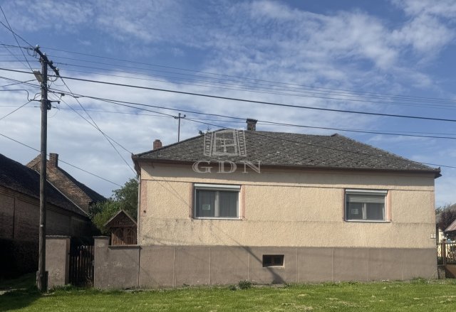 Eladó családi ház, Versenden 29 M Ft, 5 szobás