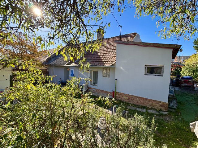 Eladó családi ház, Balatonfüreden 89.9 M Ft, 4 szobás