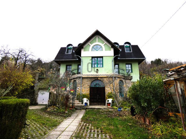 Eladó családi ház, Pécsett 140 M Ft, 5 szobás