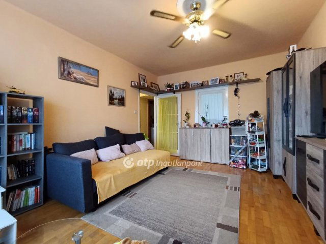 Eladó téglalakás, Szolnokon 35.9 M Ft, 2 szobás