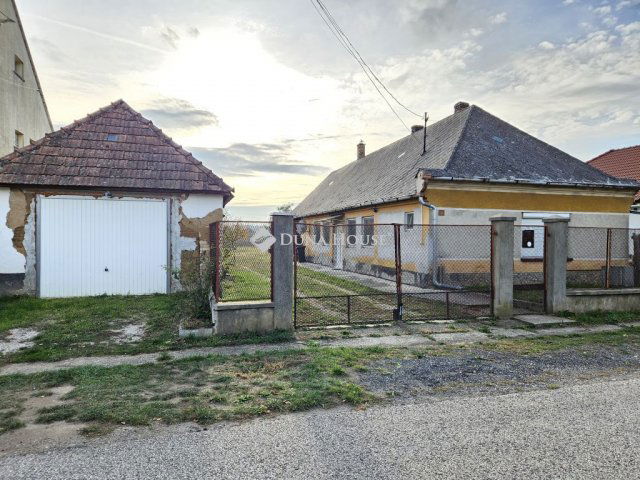 Eladó családi ház, Nyalkán 30 M Ft, 2 szobás