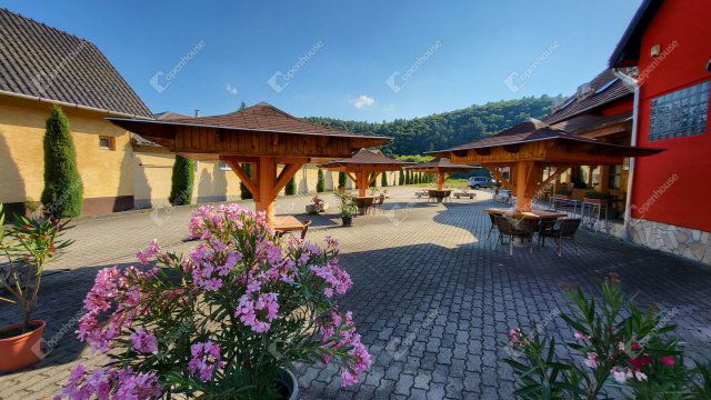 Eladó hotel, Sirokban 77 M Ft, 9 szobás / költözzbe.hu