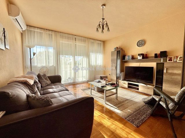 Eladó téglalakás, Szentendrén 76 M Ft, 3 szobás