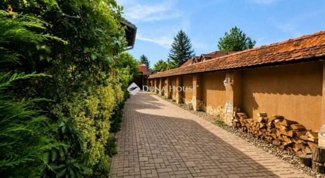 Eladó családi ház, Cegléden 155 M Ft, 5 szobás