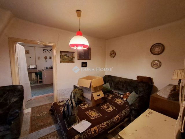 Eladó családi ház, Fegyverneken 12 M Ft, 2 szobás